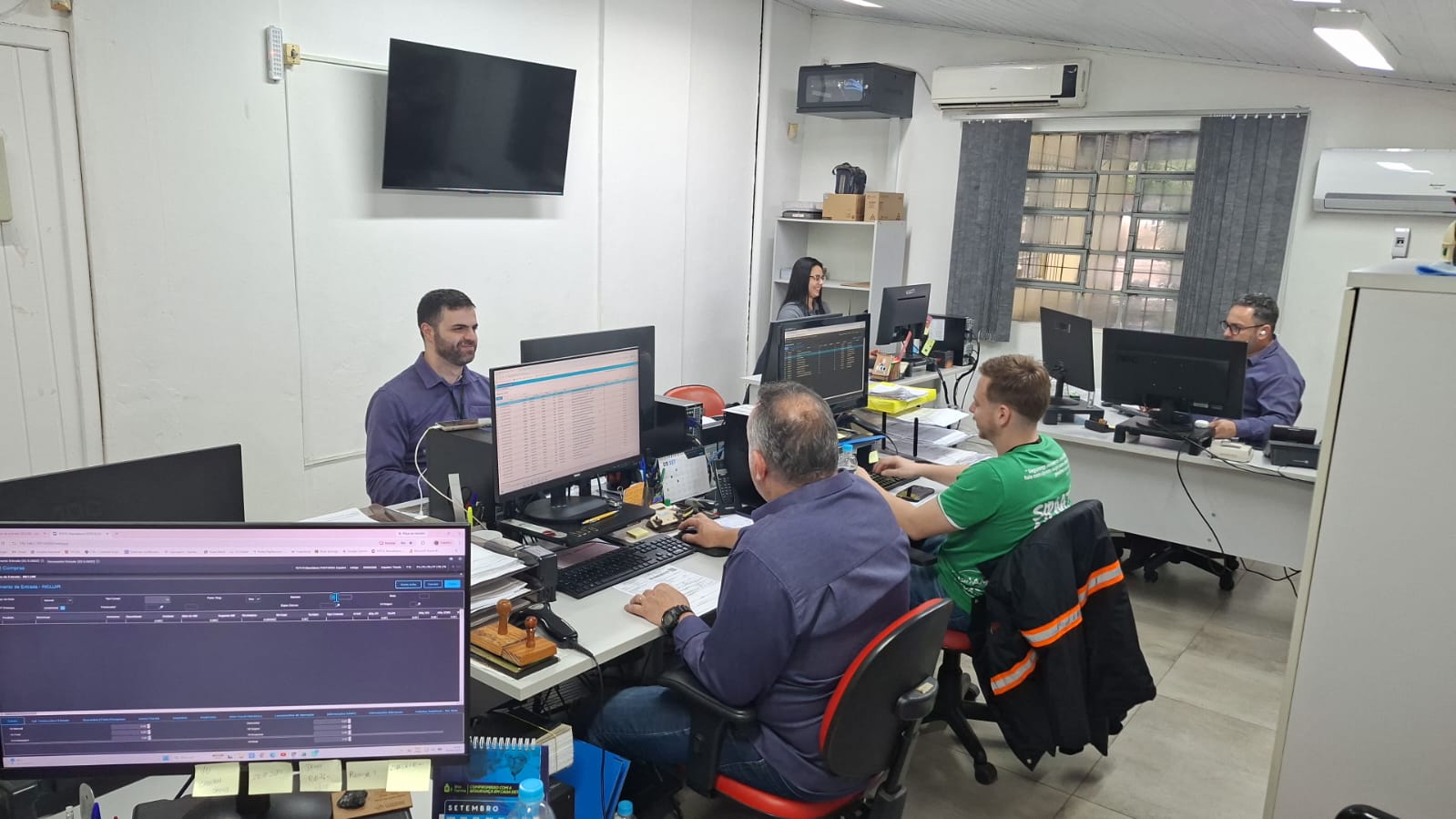 Equipe no ambiente de trabalho renovado